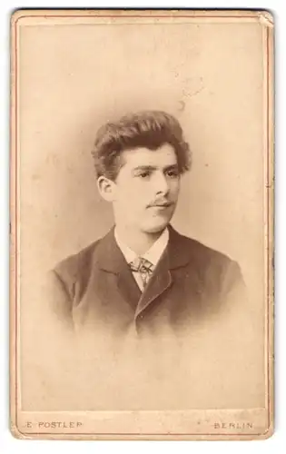 Fotografie E. Postlep, Berlin, Chausseestrasse 5, Portrait eines jungen Mannes mit Oberlippenbärtchen und Tolle
