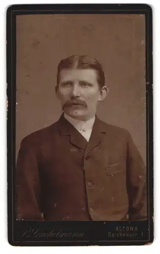 Fotografie P. Linckelmann, Altona, Reichenstrasse 1, Portrait eines Mannes mit Schnauzbart und Mittelscheitel