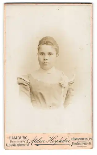 Fotografie Heydecker, Königsberg, Theaterstrasse 8, Portrait eines Mädels im schicken Kleid