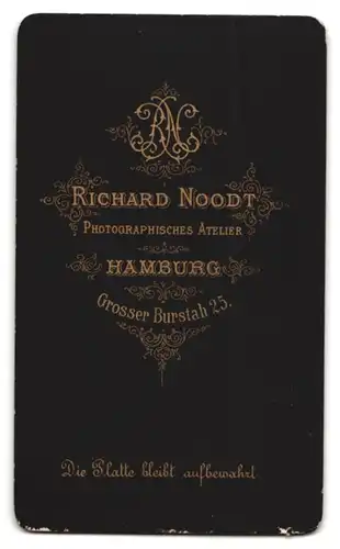 Fotografie R. Noodt, Hamburg, Grosser Burstah 25, Mädel schaut in die Ferne