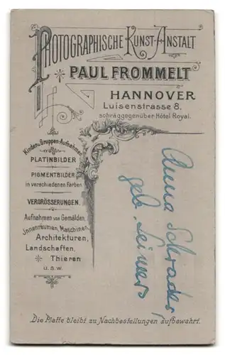 Fotografie Paul Frommelt, Hannover, Luisenstrasse 8, Dame im verzierten Rüschenkleid