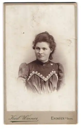 Fotografie Karl Werner, Ehingen, Bahnhofstrasse, Junge Dame in ihrer Sonntagskleidung