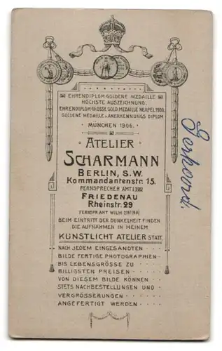 Fotografie Atelier Scharmann, Berlin, Kommandantenstrasse 15, Kleinkind im Wintermantel mit grossen Äuglein