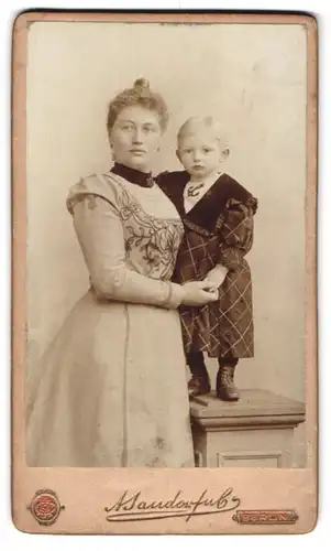 Fotografie A. Jandorf & Co., Berlin, Belle-Alliance-Strasse 1, Stolze Mutter mit ihrem kleinen Sohnemann