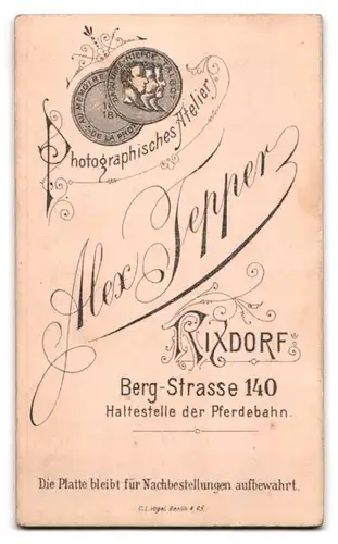 Fotografie Alex Tepper, Rixdorf, Bergstrasse 140, Kleines Mädel posiert in natürlicher Szenerie