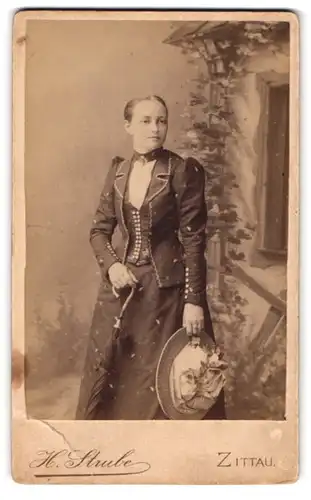 Fotografie H. Strube, Zittau, Lessingstrasse 14, Junge Frau in adrettem Kostüm
