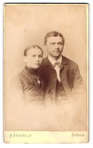 Fotografie H. Strube Jr., Zittau, Lessingstrasse 14, Junges Paar in adretter Kleidung