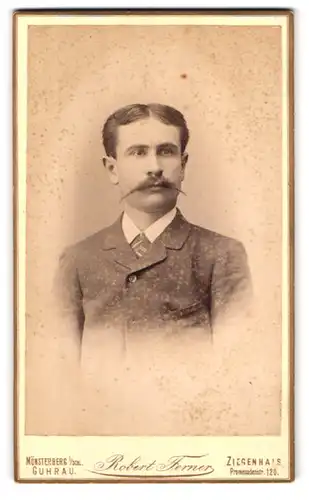 Fotografie Robert Ferner, Münsterberg, Burgthor, Junger Mann mit gezwirbeltem Moustache