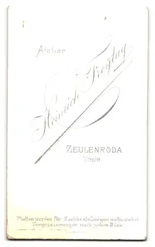 Fotografie Heinrich Freytag, Zeulenroda, Kleines Mädel mit aufgeblättertetem Buch