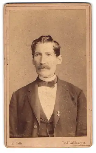 Fotografie Eugen Fath, Bad Wildungen, Brunnenstrasse, Gestandener Mann mit gewachstem Haar