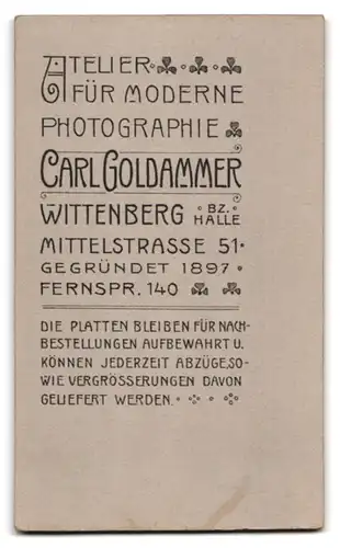 Fotografie Carl Goldammer, Wittenberg, Mittelstrasse 51, Junge Dame blättert in einem Magazin