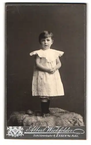 Fotografie Albert Wickfelder, Essen, Schützenbahn 4, Kleines Mädchen in weissem Kleidchen