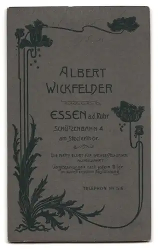 Fotografie Albert Wickfelder, Essen, Schützenbahn 4, Kleines Mädchen in weissem Kleidchen