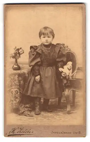 Fotografie H. Zeidler, Berlin, Jerusalemerstrasse 6, Kleines Mädchen mit Plüschziege