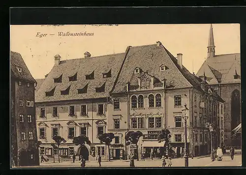 AK Eger, Passanten vor dem Wallensteinhaus