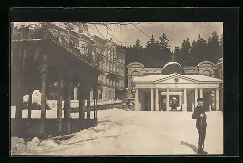 Foto-AK Karlovy Vary, Stadtpartie bedeckt im Schnee