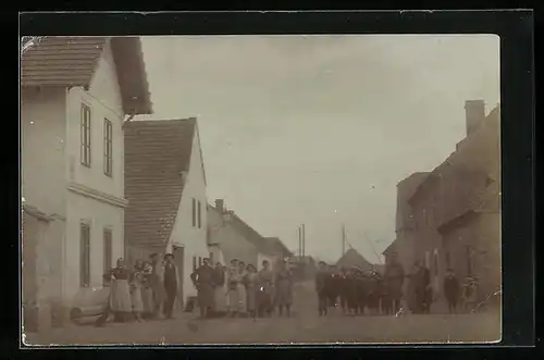 Foto-AK Roudnice n. L., Menschen auf der Strasse