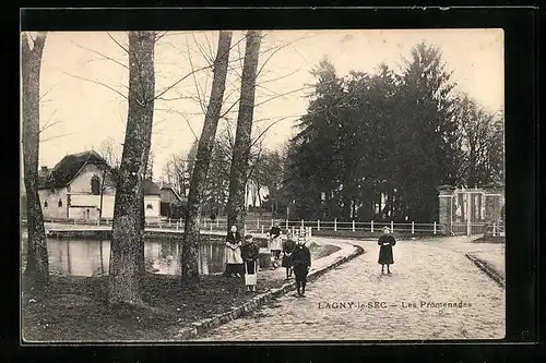 AK Lagny-le-Sec, Les Promenades