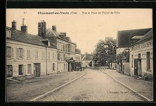 AK Chaumont-en-Vexin, Rue et Place de l`Hotel-de-Ville