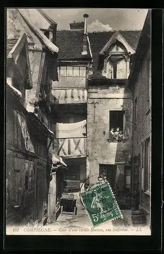 AK Compiègne, Cour d`une vieille Maison, Rue Solférino