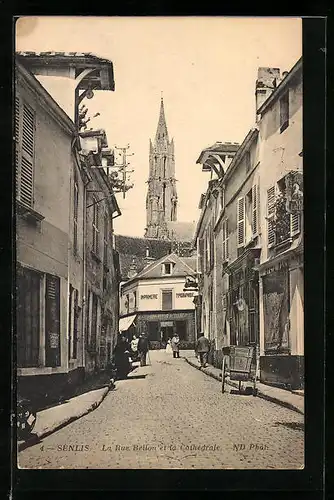 AK Senlis, La Rue Bellon et la Cathédrale