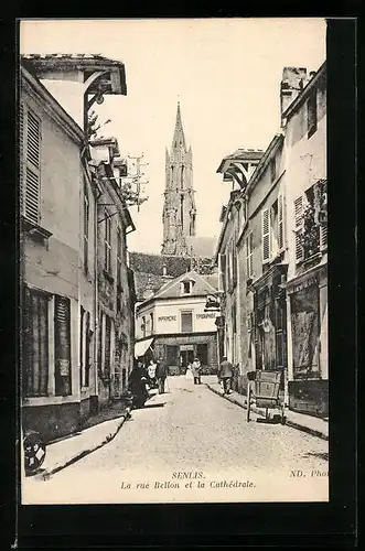 AK Senlis, La Rue Bellon et la Cathédrale