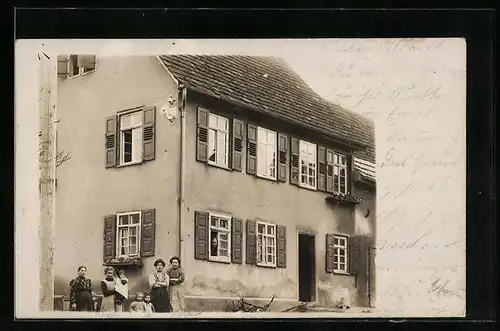 Foto-AK Rommelshausen, 1911, Frauen mit Kindern vor Haus