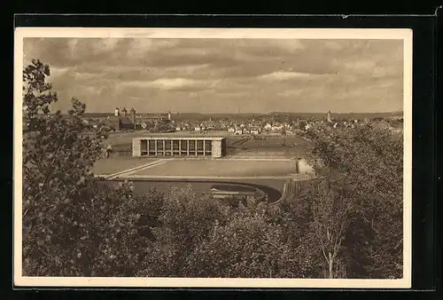 AK Memmingen, Sportplatz mit Festhalle aus der Ferne