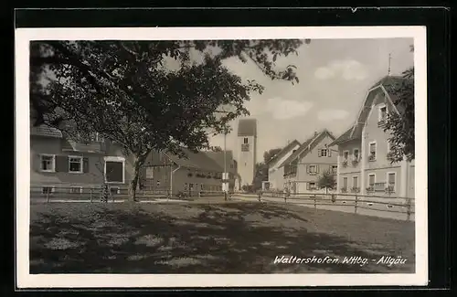 AK Waltershofen /Wttbg., Strassenpartie mit Kirchturm