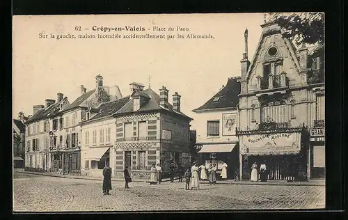 AK Crepy-en-Valois, Place du Paon, Sur la gauche, maison incendiée accidentellement par les Allemands