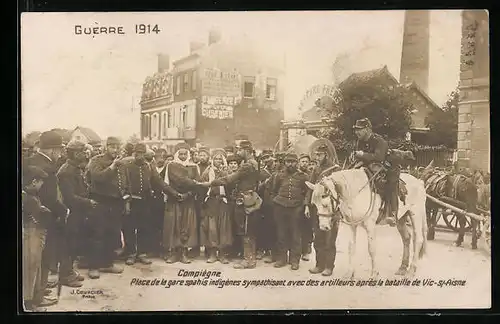 AK Compiegne, Place de la gare spahis indigènes sympathisant avec des artilleurs apres la bataille de Vic-si-Aisne