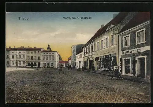 AK Triebel, Markt mit Blick in die Grosse Kirchstrasse, Geschäfte