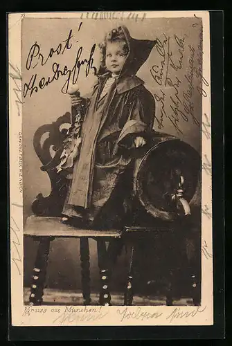 AK Kleines Mädchen an Bierfass gelehnt, Münchner Kindl