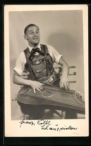 AK Junger Mann in Tracht mit seinem Instrument, Trachtenkapelle