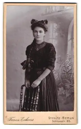 Fotografie Franz Erkens, Berlin-Steglitz, Schlossstrasse 85, Mädchen mit geflochtenem Haar