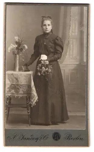 Fotografie A. Jandorf & Co., Berlin, Spittelmarkt 16 /17, Mädchen nach der Konfirmation mit Blumenstrauss