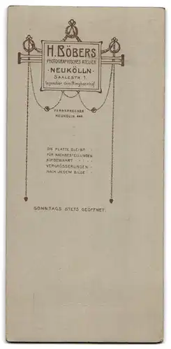 Fotografie Hermann Böbers, Berlin-Neukölln, Saalestr. 1, junges Mädchen im schwarzen Kleid mit Bibel zur Kommunion