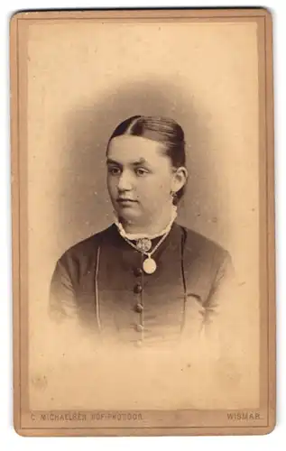 Fotografie C. Michaelsen, Wismar, Krämerstrasse 19, Junge Frau mit Halskette