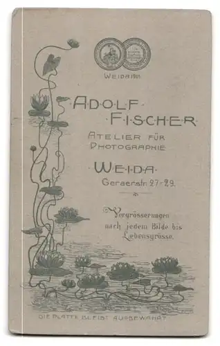 Fotografie Adolf Fischer, Weida, Geraerstrasse 27-29, Zierliches Fräulein im schwarzen Gewand