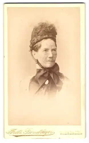 Fotografie Fritz Bornträger, Wiesbaden, Wilhelmsallee, Betagte Dame in modischer Kleidung