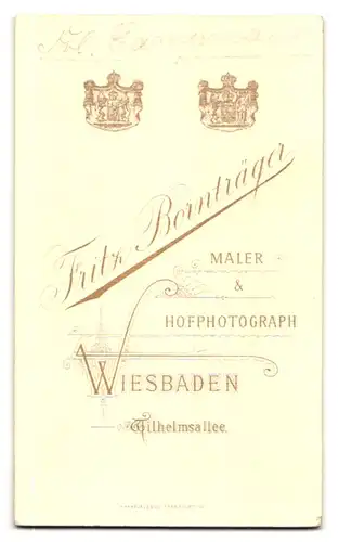 Fotografie Fritz Bornträger, Wiesbaden, Wilhelmsallee, Betagte Dame in modischer Kleidung