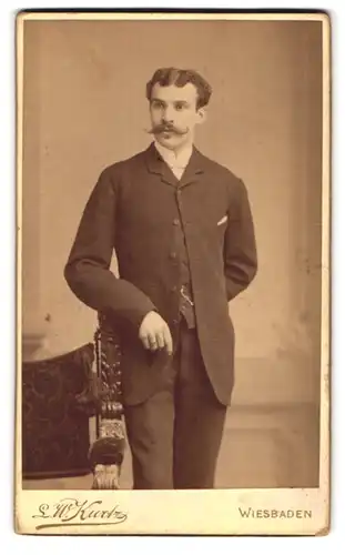 Fotografie L. W. Kurtz, Wiesbaden, Herr mit ausgeprägtem Oberlippenbart
