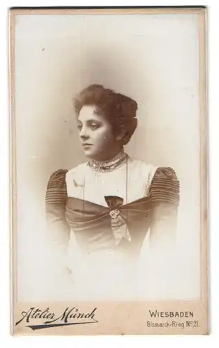 Fotografie Münch, Wiesbaden, Bismarck-Ring 21, Junge Frau im modischen Gewand mit Schleife