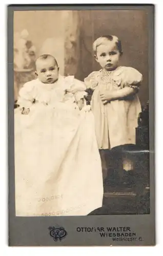 Fotografie Ottomar Walter, Wiesbaden, Wellritzstrasse 6, Kleinkind im Taufkleid mit Schwester
