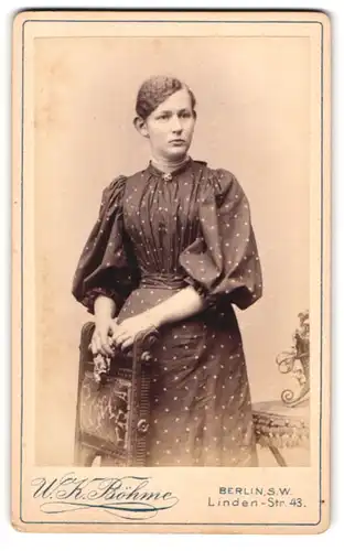 Fotografie W. K. Böhme, Berlin, Linden-Strasse 43, Junge Frau im gepunkteten Kleid