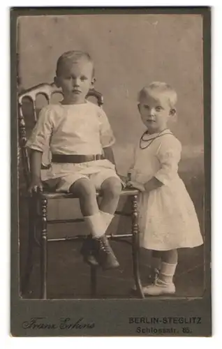 Fotografie Franz Erkens, Berlin-Steglitz, Schlossstrasse 85, Blonde Geschwister in weisser Kleidung