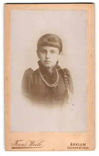 Fotografie Franz Weile, Anklam, Ueckermünde, Bildschönes Mädchen mit geflochtenem Haar