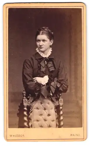 Fotografie W. H. Esser, Mainz, junge Dame im Biedermeierkleid mit geflochtenem hochgestecktem Zopf