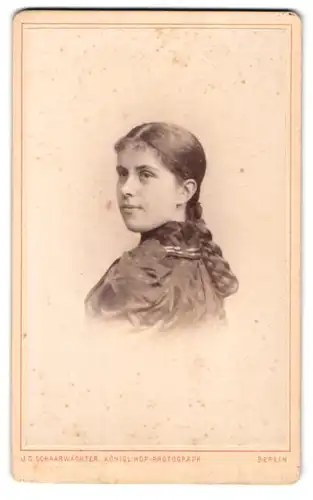 Fotografie J. C. Schaarwächter, Berlin, Leipziger-Str. 130, Portrait junge Frau mit schön geflochtenem Zopf