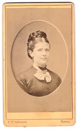 Fotografie C. F. Schönborn, Husum, Norderstr., Portrait junge Dame im Kleid mit hochgestecktem geflochtenem Zopf